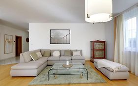 3Min2Centre - 2 Bedroom Garage, View